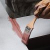 Wyprawki ręczne miejsc trudno dostępnych oraz spoin, wykonywane przed malowaniem właściwym.
